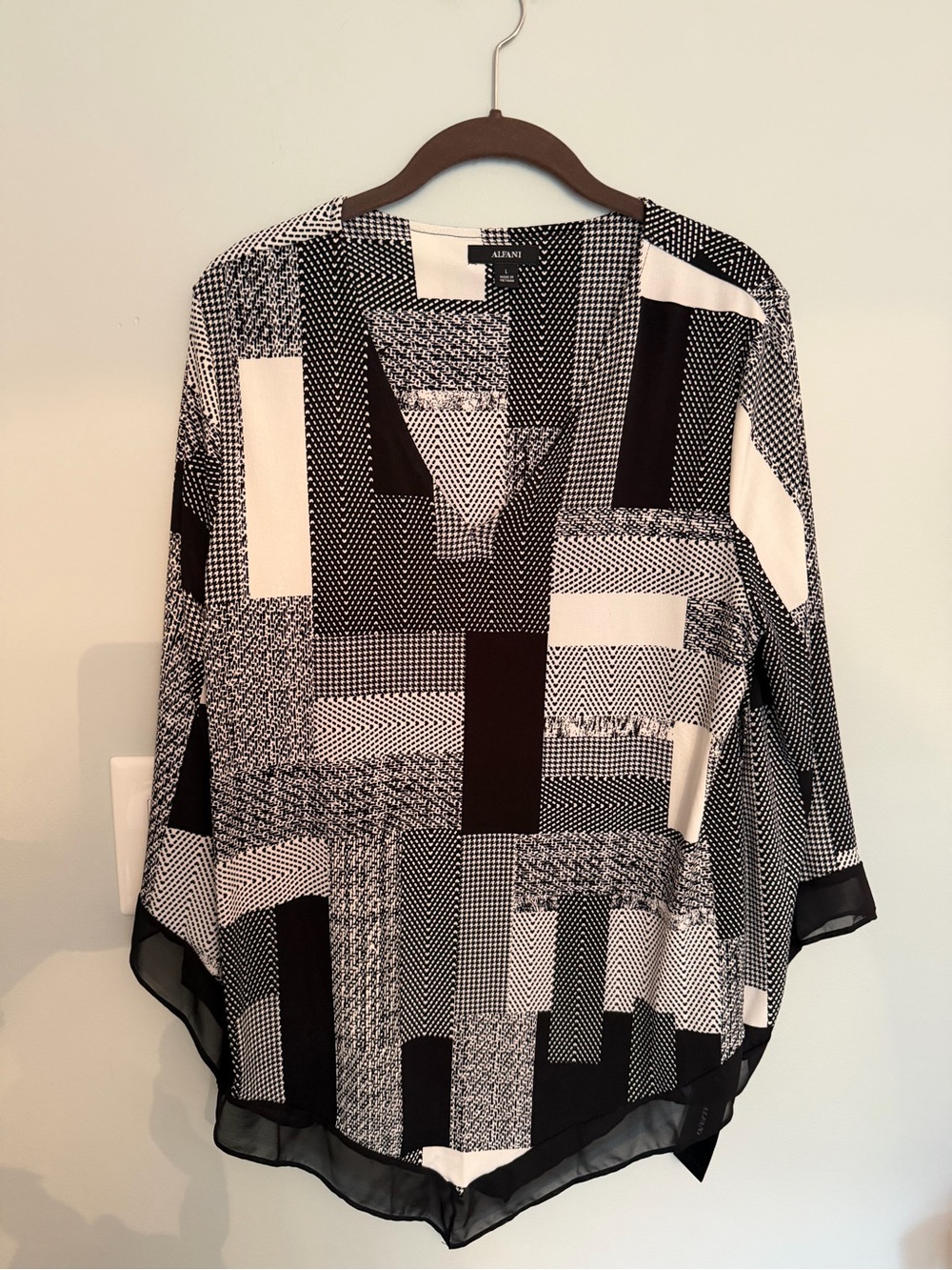 Alfani Black & White Geometric V-Neck Women's Top L NWT 70.00